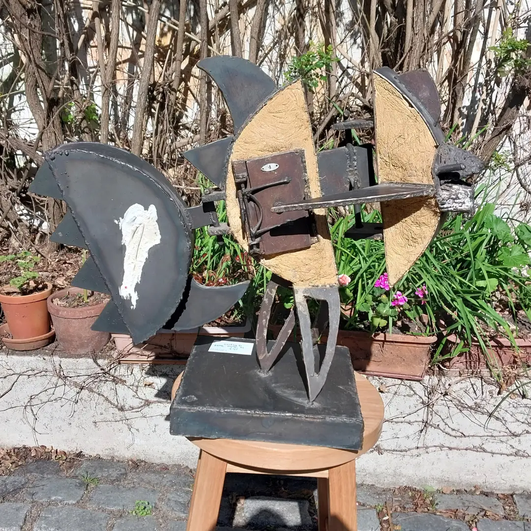 Escultura En Hierro Y Madera De Germán Cabrera Traversoni.